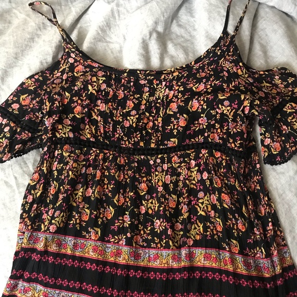 Francesca's Collections Tops - Floral Off the Shoulder Top Francesca's Collections Tops - Floral Off the Shoulder Top